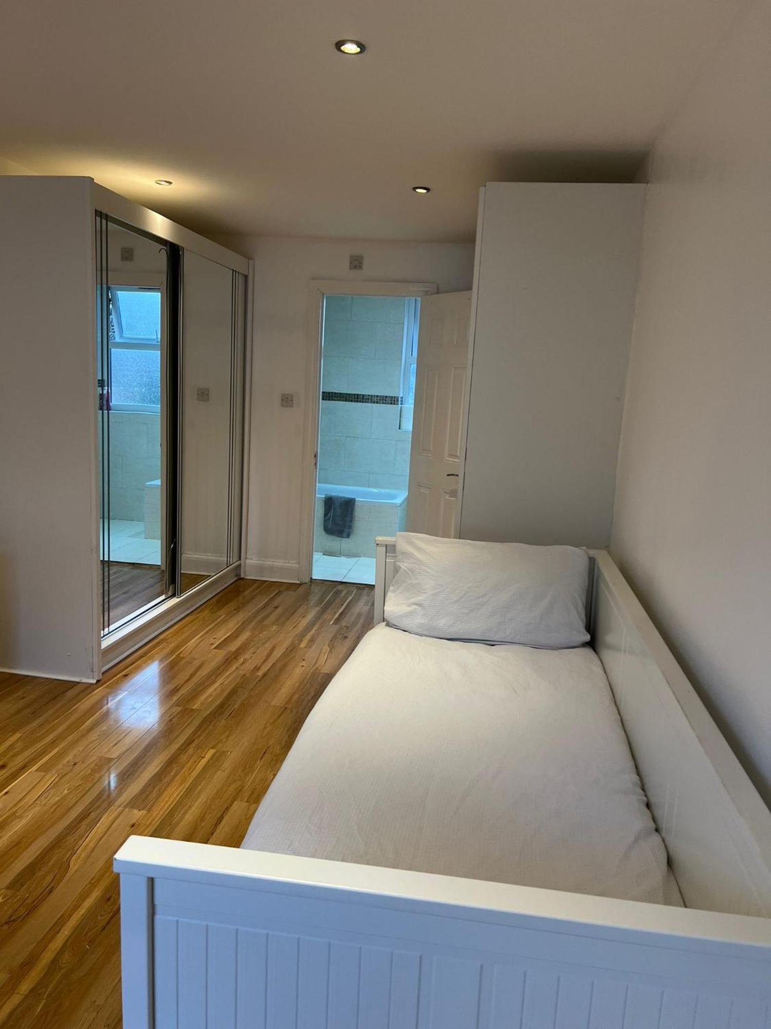 93 West Road Hotel Лондон Екстериор снимка