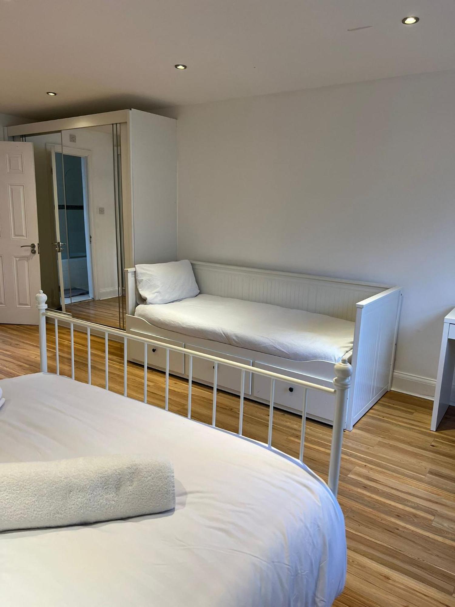93 West Road Hotel Лондон Екстериор снимка