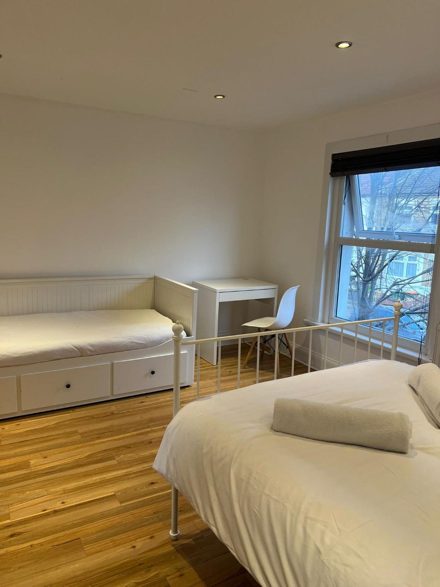 93 West Road Hotel Лондон Екстериор снимка