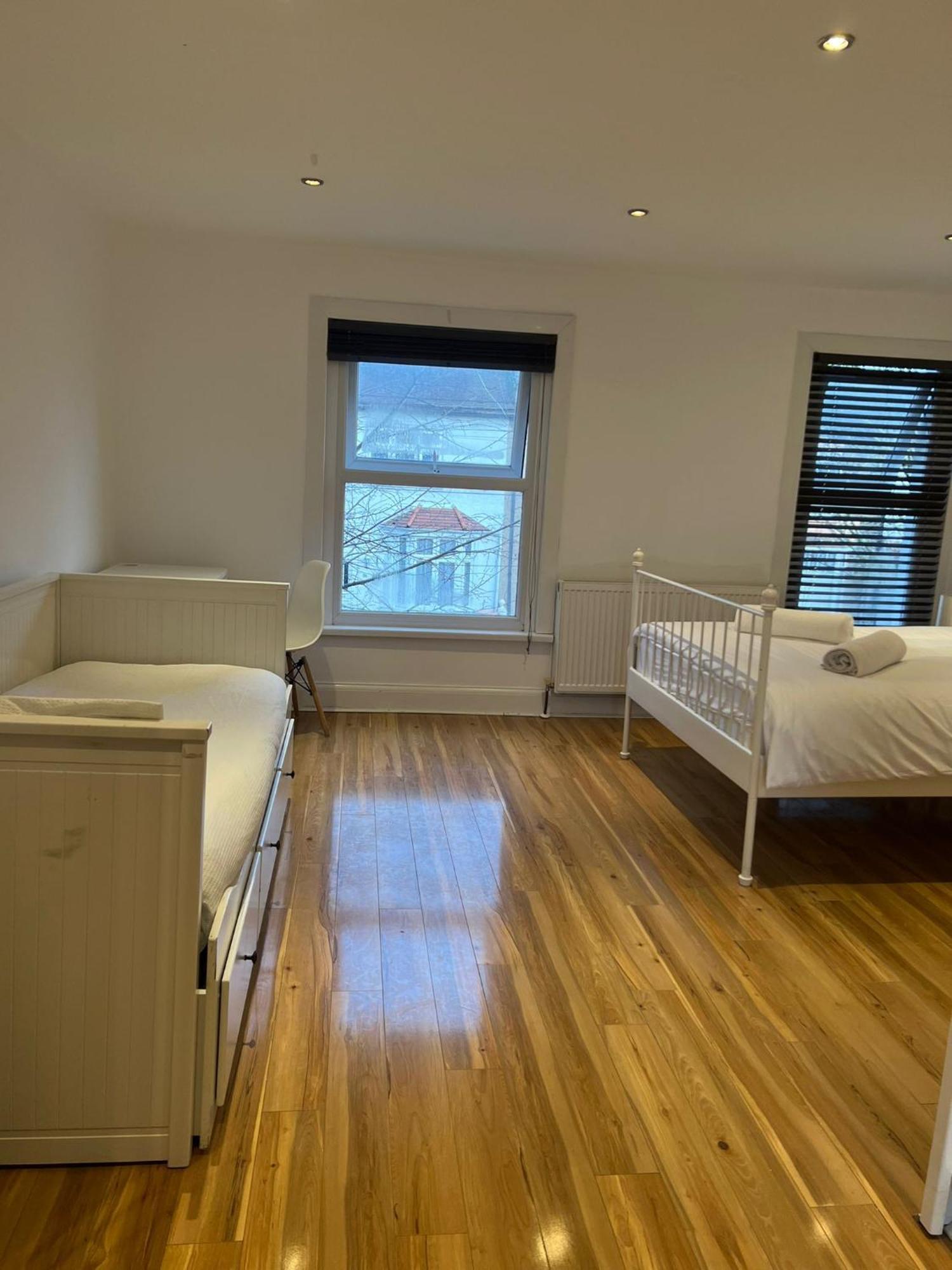 93 West Road Hotel Лондон Екстериор снимка
