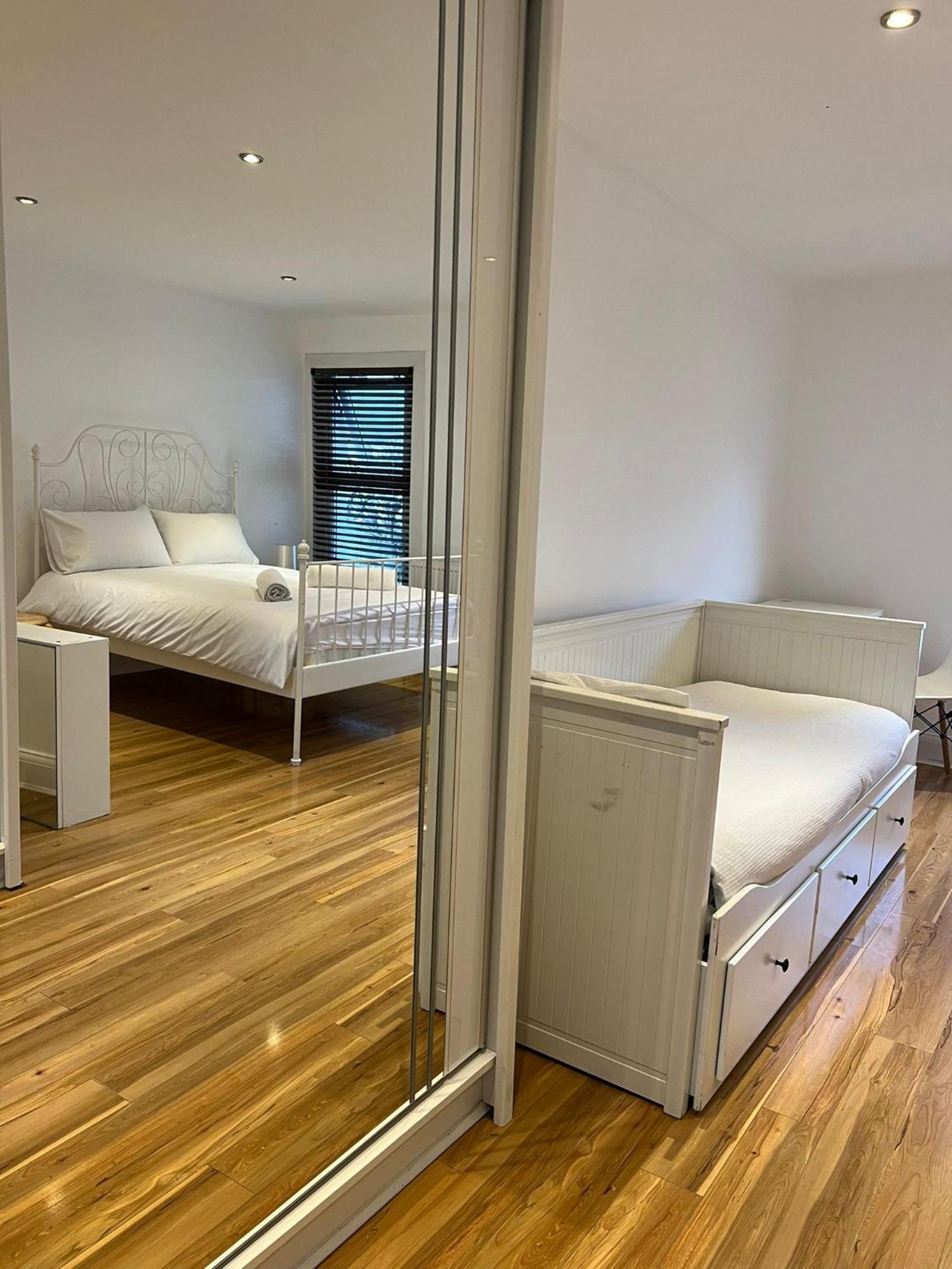 93 West Road Hotel Лондон Екстериор снимка