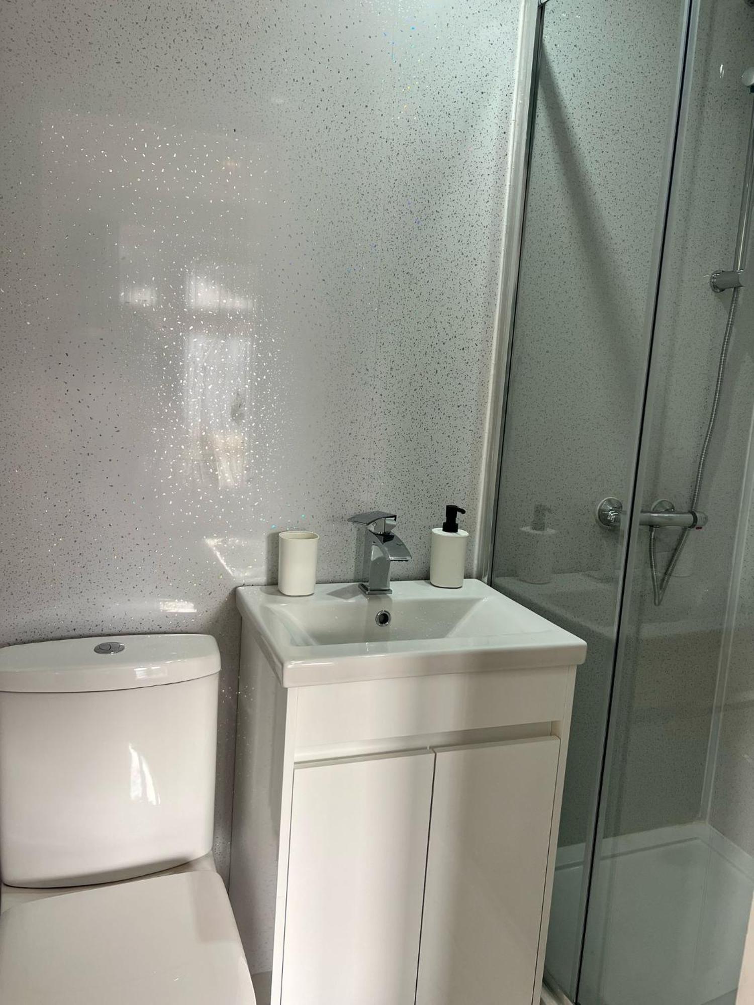 93 West Road Hotel Лондон Екстериор снимка