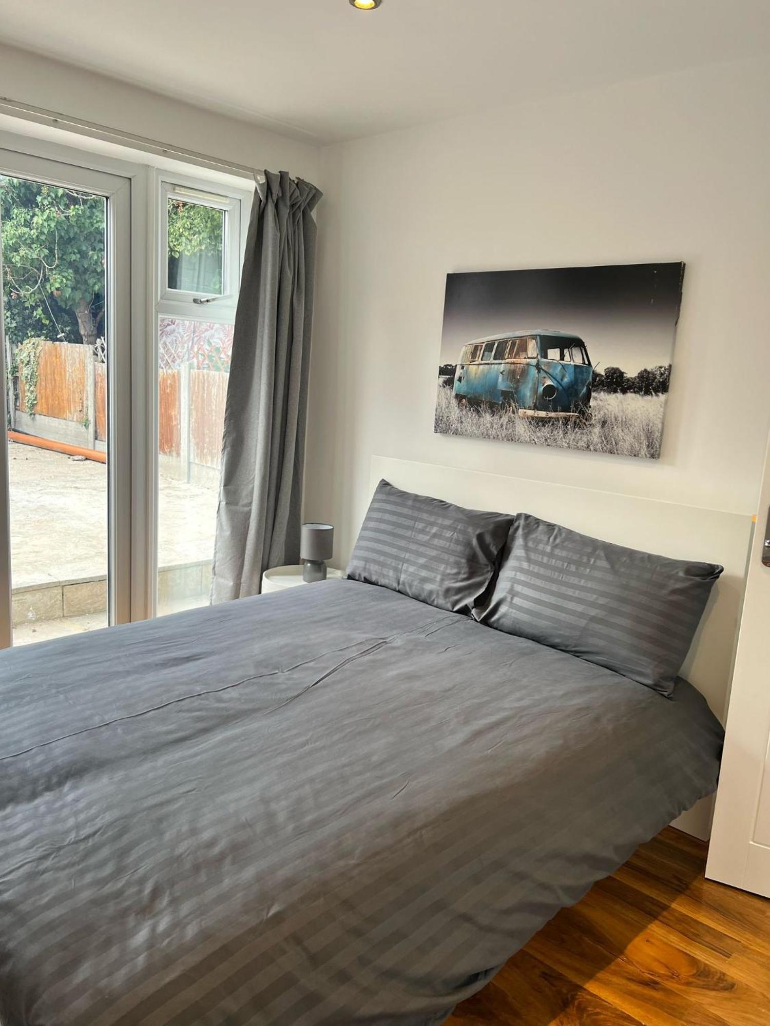 93 West Road Hotel Лондон Екстериор снимка